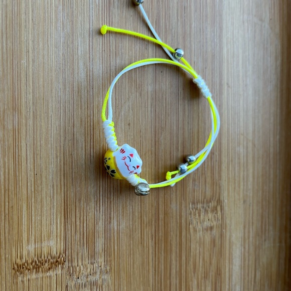 Yellow and White Lucky Cat Maneki Neko Charm Bracelet - Picture 8 of 9